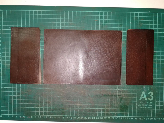 На этой фотографии детали обложки после нанесения финишного покрытия.