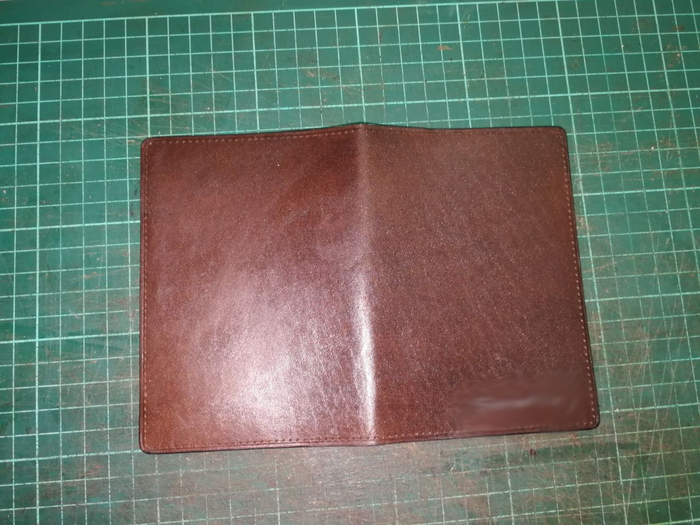 Наношу разметку для швов. Отступ от края обложки 4 мм. Пробиваю китайскими пробойниками с шагом стежка 3 мм.