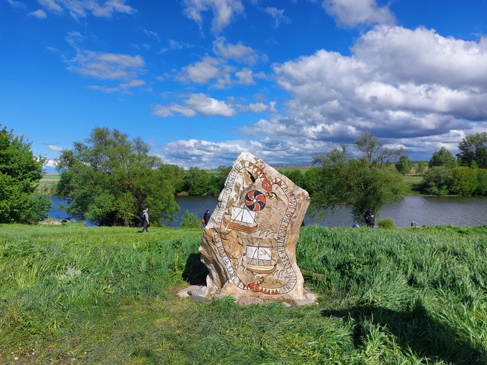 На всей территории камни с изображениями, это на берегу реки Сосны