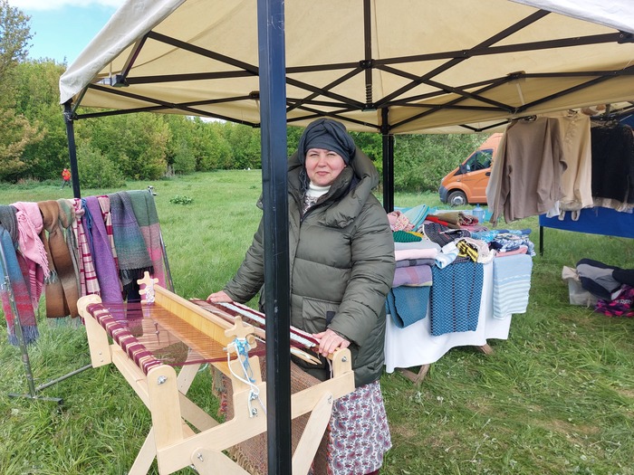 Это важная дама показала мне, как ткать на таком станке