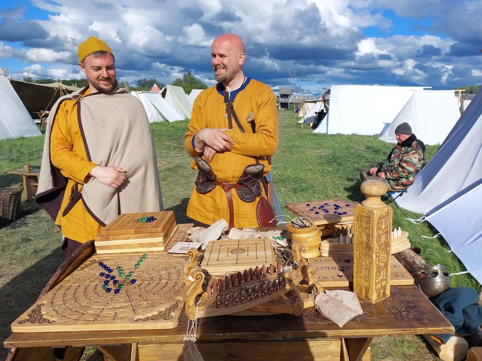 Эти добры молодцы продавали тавлеи ("шахматы викингов") и прочую резную красоту
