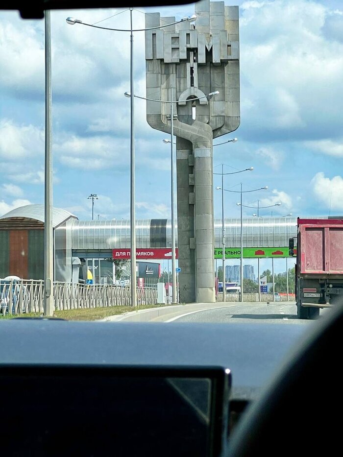 Нас не отправляют учиться в Лондон, Мы не одеваемся в бутике модном, Наши папы не работают в банках, И мы не катаемся на иномарках.