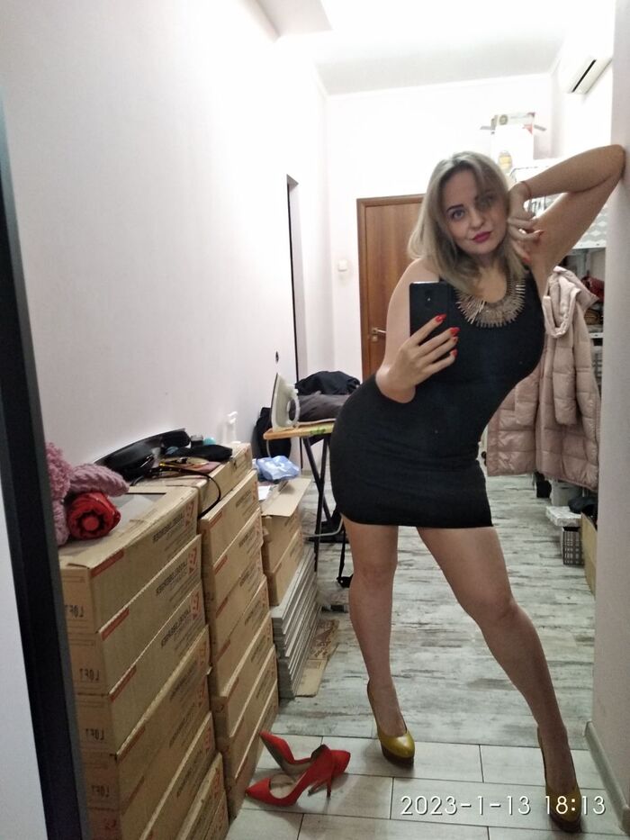 Дурковала перед зеркалом и все равно отклячивала зад ради того, чтобы типо не видно было живот.