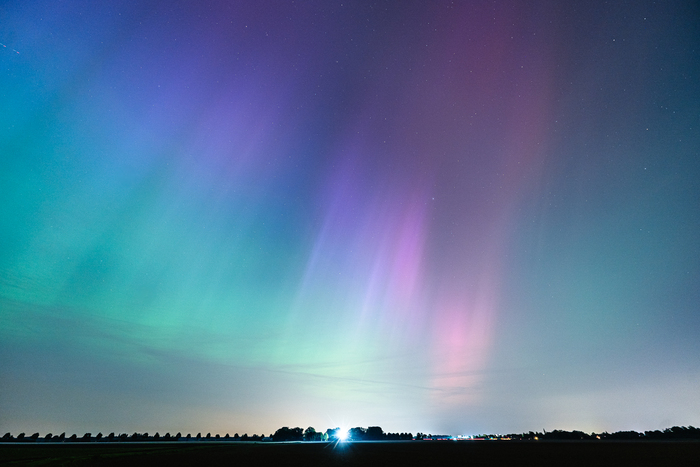 тут как раз видно прожектор фермера, а за ним в 20 километрах аэропорт Дюссельдорфа, то есть поле наше перед домом не очень-то и темное. именно поэтому я совсем не ожидала что-то увидеть. Но вдруг началось представление.