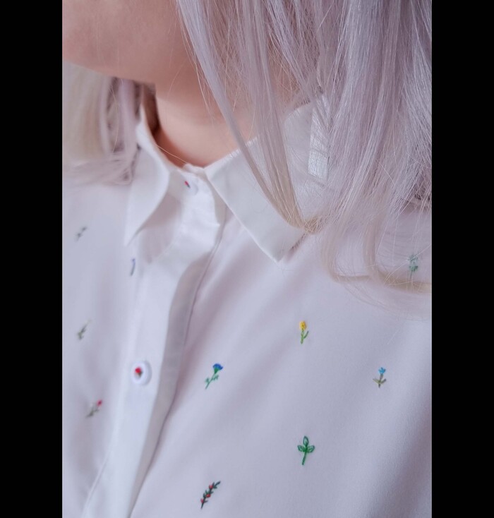 На пуговках тоже вышила цветочки)