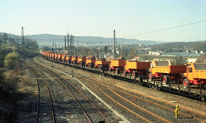 Состав с «магирусами» четырёх разных видов направляется в порт Гамбурга. Автомобили с завода в пригороде Ульма — Донауталь — перегоняли в порт также и своим ходом.