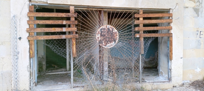 За это время собственник никаких изменений в комплекс не вносил, охраны не было, всё постепенно ветшало и разваливалось