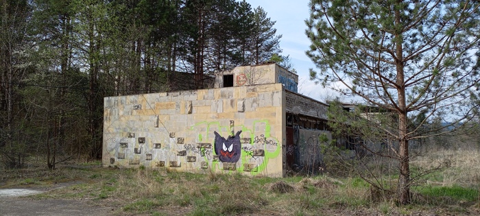 Вокруг периметра чаши нужно ходить осторожнее, кое-где есть провалы в помещения с обслуживавшим бассейн оборудованием