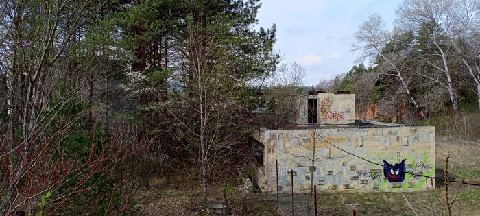 Поговаривали, что несколько лет назад на базе комплекса хотели возвести гостиницу, но от идеи отказались, т.к. фундамент для этой цели уже слишком разрушен