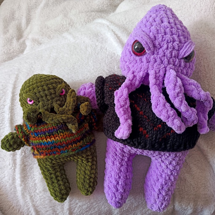 Большой парень-иллитид и классический мой Ктулху в свитерочке