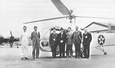 Sikorsky XR-4 41-18874 на Райт-Филд, 17 мая 1942 года. Слева направо: Э. Уолш, А. Планефиш, Игорь Сикорский, Орвилл Райт, Р. Алекс, Лес Моррис, Б. Лабенски. Фото из архива: Sikorsky Archives.