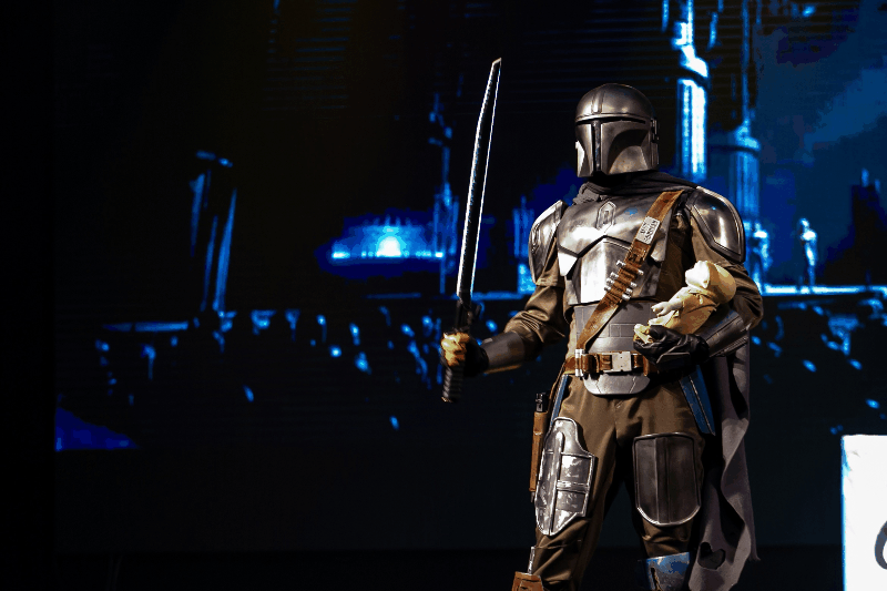 Saunada yalangoch qizlarning fotosuratlari Keksa odam bilan semiz yosh ayol.