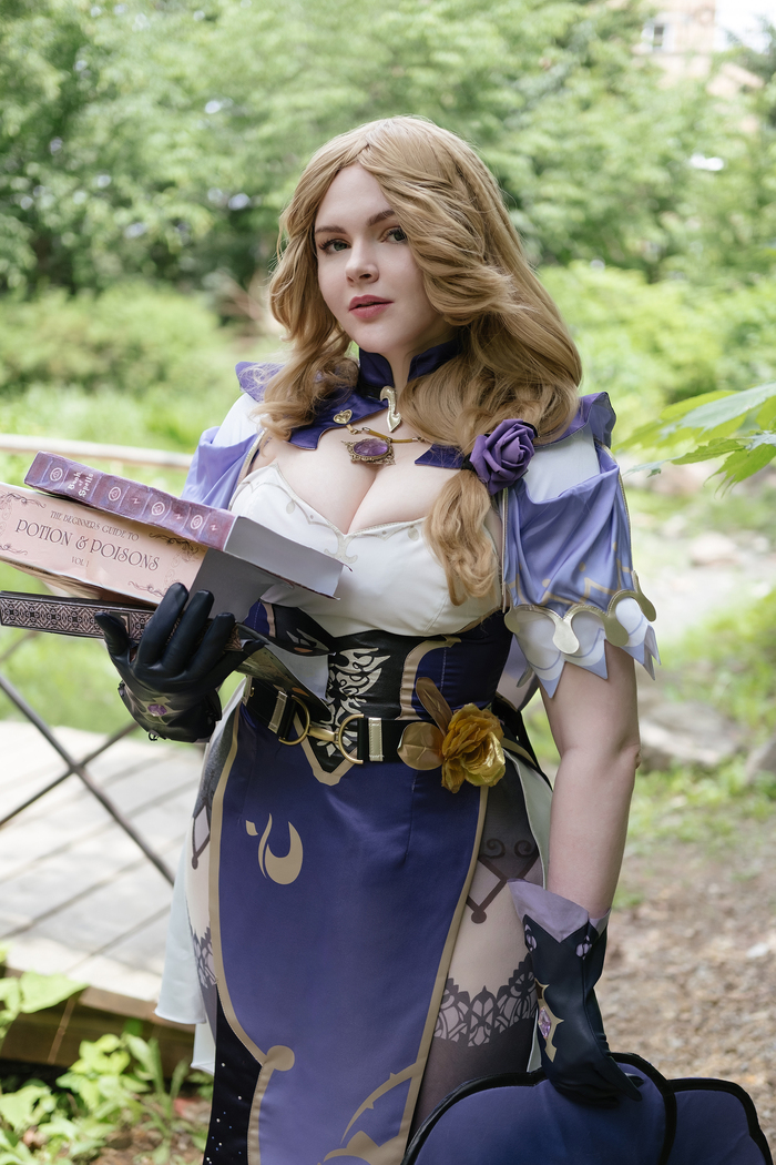 Я пришла оставить тут фото и зажечь праведный огонь в сердцах геншинонелюбителей 🫰 ну и послушать же, конечно, что я слишком "слишком" для 2д вайфу 🫶