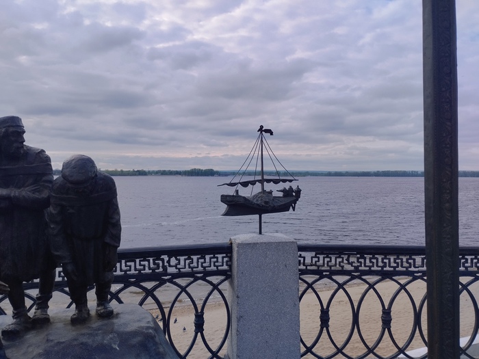 А на этой яхте олигарх со шлю...и и блекждеком подгоняет мужчин и говорит, что они ленивые и не хотят работать.