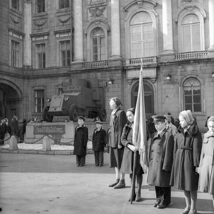 Прием в пионеры. Двор музея Ленина (Мраморный дворец). Евгений Халдей, 1954 год