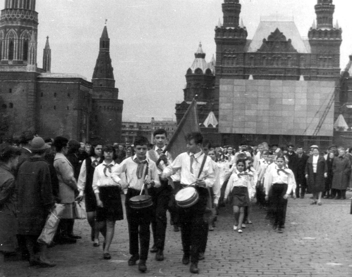 Прохождение парадным маршем после церемонии принятия в пионеры учащихся московских школ, 1970