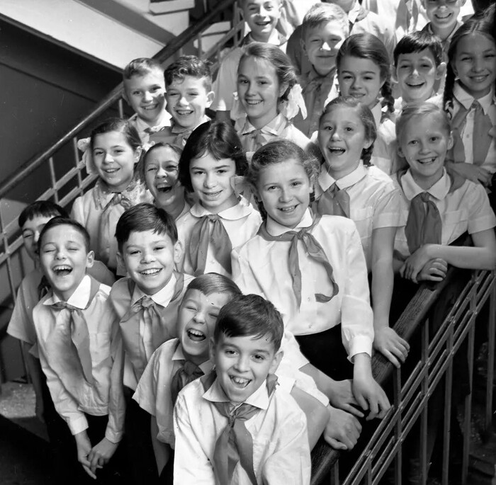 Ученики средней школы № 60 города Узловая, Тульской области после приема в пионеры