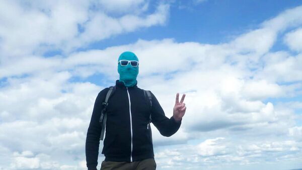 Этот человек ездит по городам и убирает мусор... Кто же под этой маской?