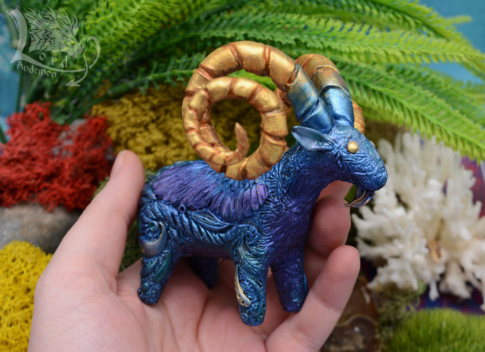 Наглядный размер фигурки в руке.