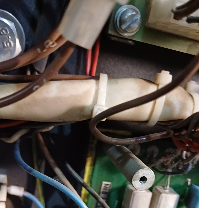 Забудь про шуруповерты и электроотвертки: цилиндрические (а не шестигранные) стойки под платы и прямой шлиц - это не про производительность, это про традиции.