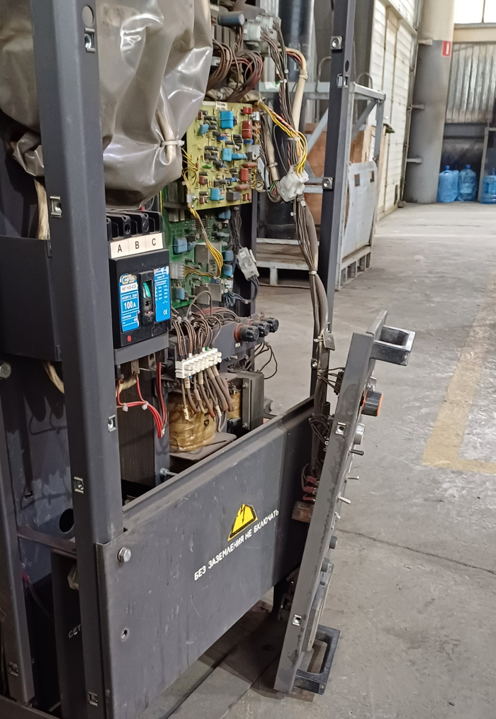 Типа стоит, но уж больно похоже на повешение. А ведь не хватает буквально пары сантиметров, чтобы нормально поставить и прислонить, не напрягая разъёмы.