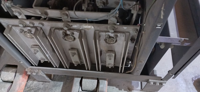 Три болта на шине в верхней части фото. Конечно я их развернул и так этому обрадовался, когда пришлось лезть второй раз.