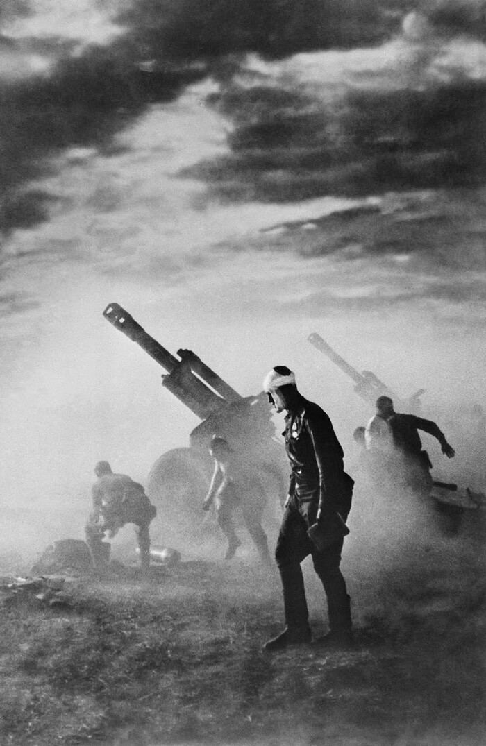 Батарея 152-мм гаубиц ведет огонь. На переднем плане - командир огневого взвода 1-й батареи 110-го гаубичного артиллерийского полка 49-й армии 2-го Белорусского фронта лейтенант Вячеслав Царапкин. Фото Эммануила Евзерихина, Белоруссия, июль 1944