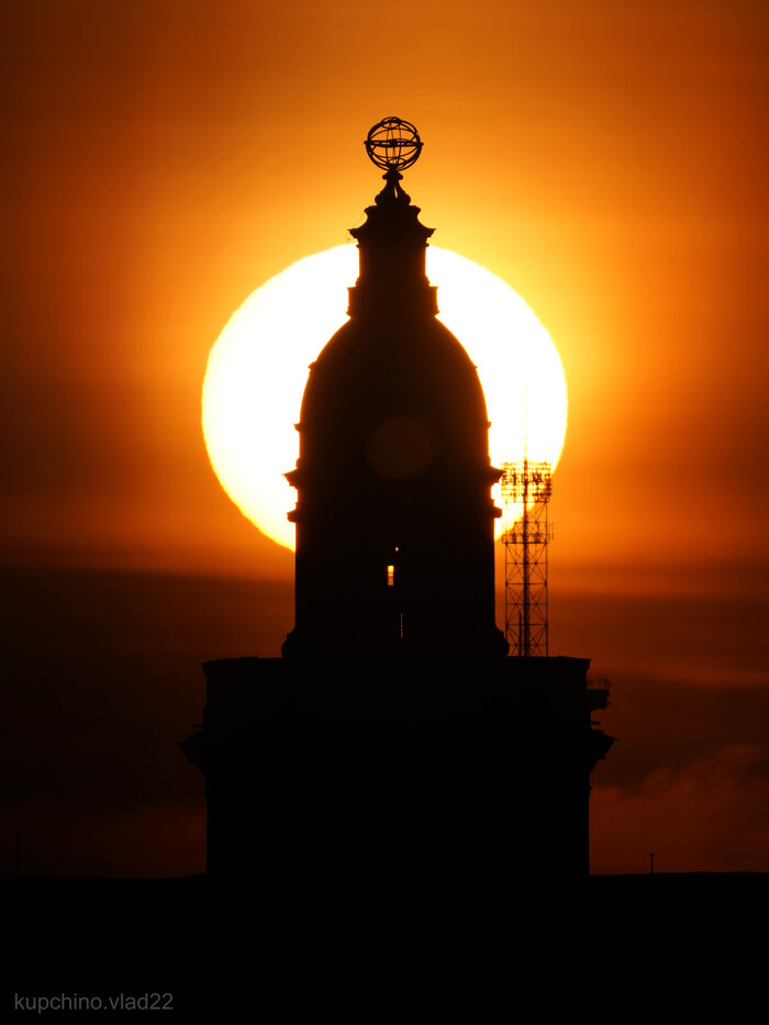 "Петербургские восходы" 21 мая'24. Восход солнца через час после закаты Луны, пока наводили мосты захватил и его))) Вот так ловят корюшку на восходе солнца.