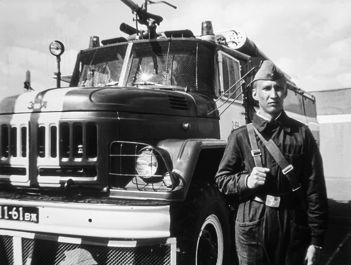 Пожарный автомобиль АЦ-40 (131)-137 на базе ЗиЛ-131, приспособленный в дивизии ОМСДОН им. Дзержинского для «рассеивания бесчинствующей толпы». Кадр из фильма «Взлёт разрешается» (реж. И. Попов, 1980 г.).