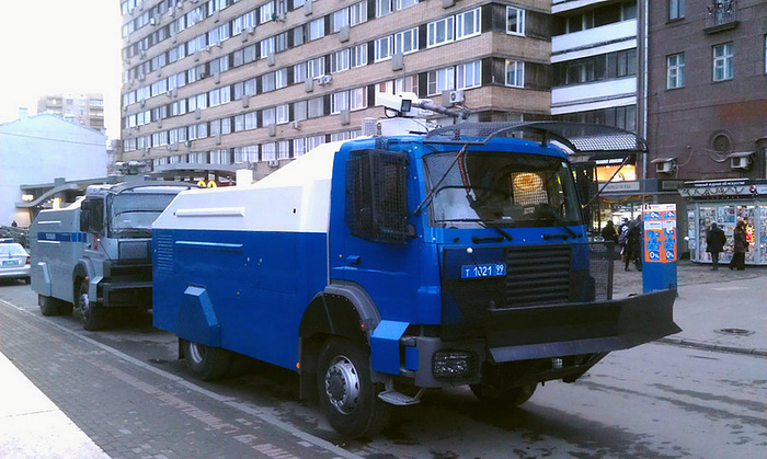 Израильские водомёты RCU-6000‑1RU (RCU — Riot Control Unit, 6000 — ёмкость цистерны в литрах) в наши дни на Пушкинской площади в Москве.