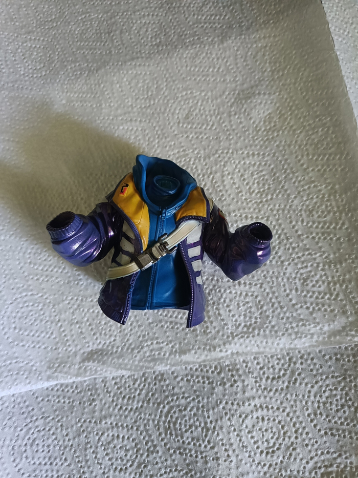 на куртке решили сотворить колдунство - поверх базовых фиолетовых цветов нанести хамелеон от DSPIAE