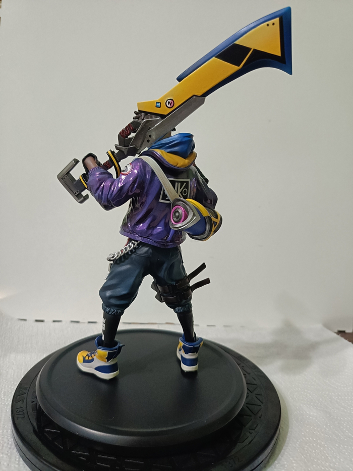 пока не покрыт лаком, блестит и переливается, яки леденец на палочке