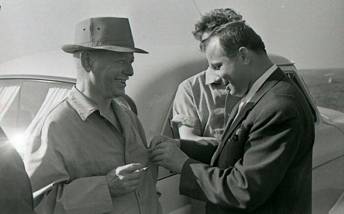 Гагарин, заметно смущаясь, принимает Шолохова в "почетные космонавты"