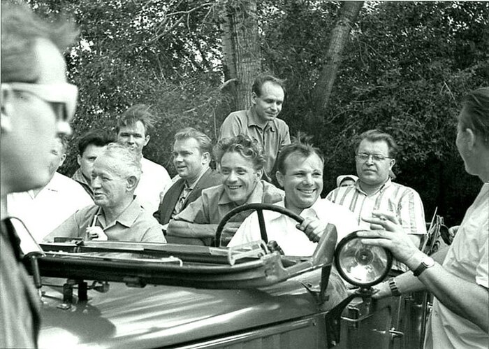 Общение с писателями решили продолжить на берегу Дона, За руль своего автомобиля Михаил Александрович посадил Гагарина.