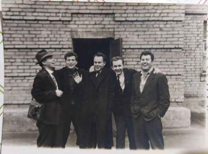 Дедушка (слева) с друзьями с завода. Оказывается, он был изобретателем