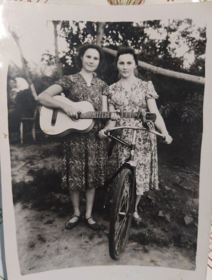 Бабушка (справа) с подругой. Конец пятидесятых-начало шестидесятых