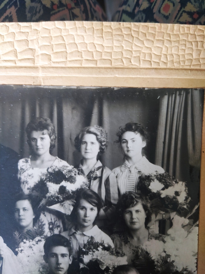 На многих групповых фотографиях она выглядит самой красивой, хотя лицо выразительное и далеко от стандартов