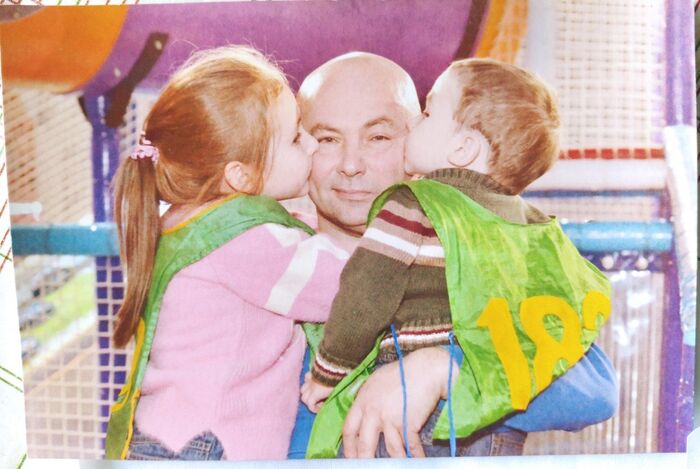 Он умер 27 дней назад в возрасте 50 лет. Это почти свежая фотография с моими младшими