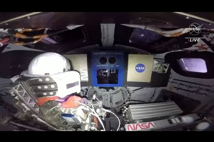 Манекен, установленный внутри корабля "Орион" во время путешествия корабля к Луне. Фото: NASA