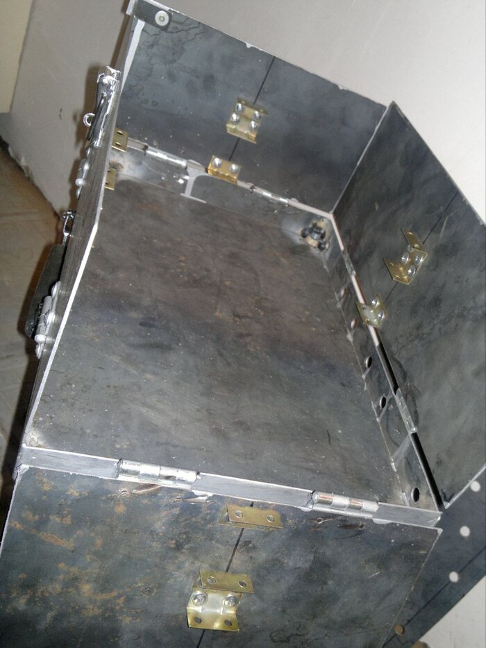 Это первый образец. Уголки для удержания дополнительного донышка и регулируется по высоте. Ножки закручивались в Гайки на дне (те самые черные дырки на чертеже) пришлось отказаться.