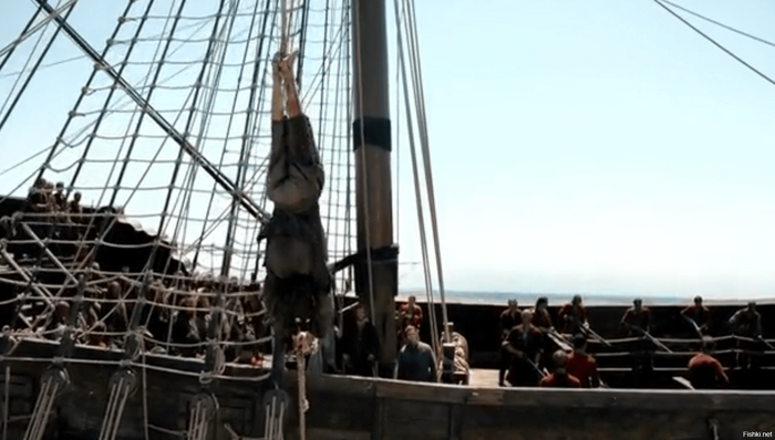 Подготовка к протаскиванию под килем. Обтеревшись о ракушки -наказываемый получит множество мелких порезов, которые воспалятся и будут заживать еще минимум месяц, причиняя чудовищные страдания. Команда построена и наблюдает. Офицеры с оружием, на всякий