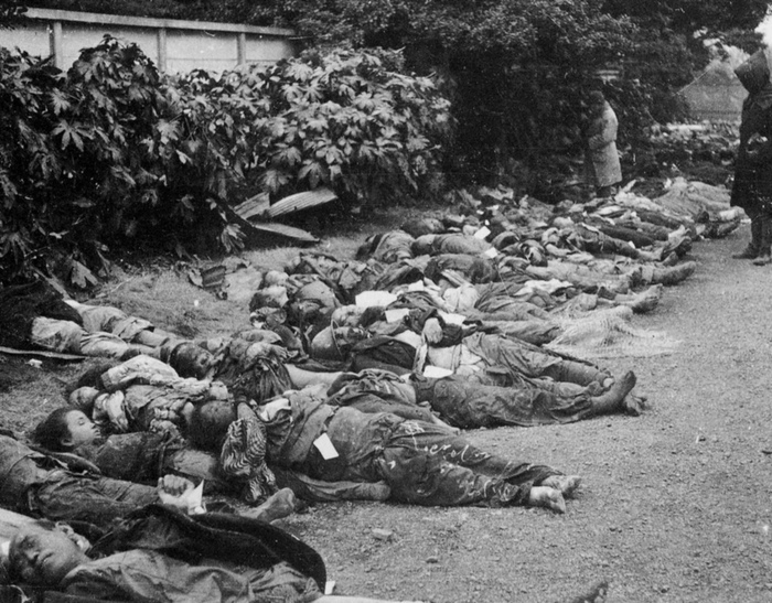 Тела погибших при бомбежке жителей Токио.