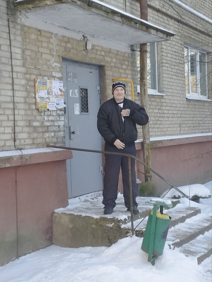 Это лого изображено на одежде молодых людей