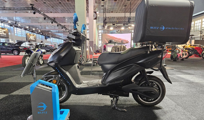 Аккумулятор в электрическом мопеде Blitz можно снять и зарядить, что положит конец тому, что генеральный директор Рафаэль Мошински называет «беспокойством о запасе хода» (Фото: любезно предоставлено)
