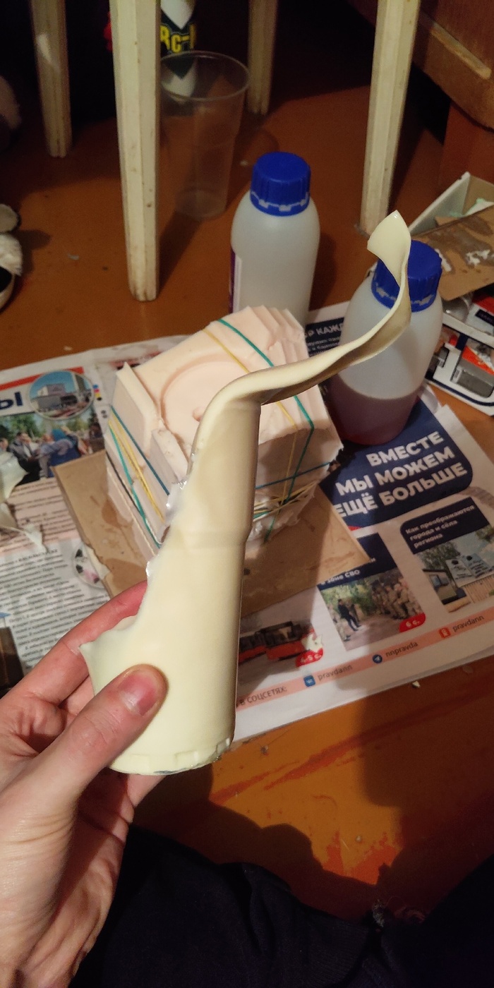 Проба пера, ну или просто не ожидал что схватывать пластмасса будет настолько быстро. Опять же, необходимо работать очень аккуратно и не медлить с отливкой в форму.