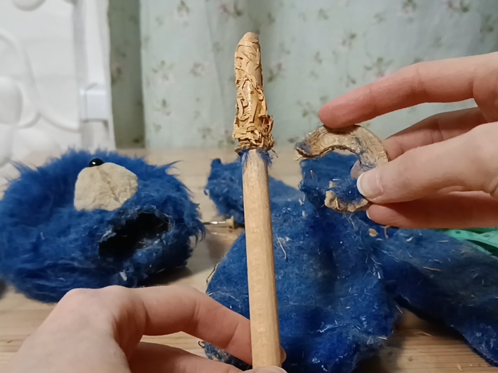 Такой диск был вставлен в туловище на стыке с головой. Возможно, в голове был такой же. Но это папье-маше и такой крепеж не способен выдерживать игру.