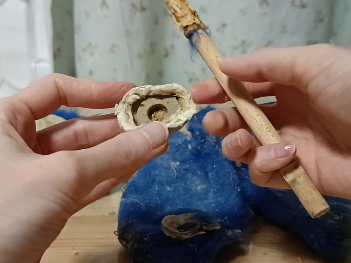 Это основание оси, которое упиралось в дно тушки. Оно тоже сделано из салфеточно-картонного папье-маше.