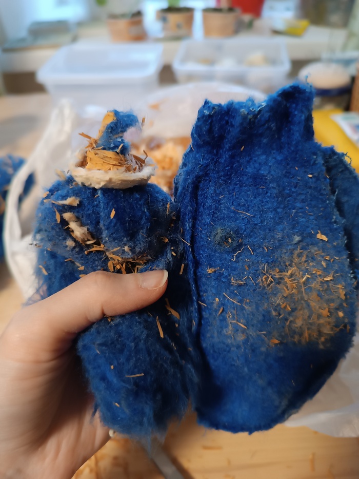 Лапки с изнанки. На левой видна склейка припуска с кусками набивки