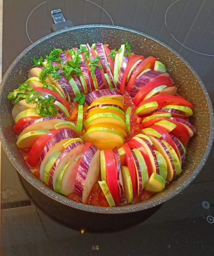 я немного увлеклась и сфоткала уже когда начала выкладывать зелень