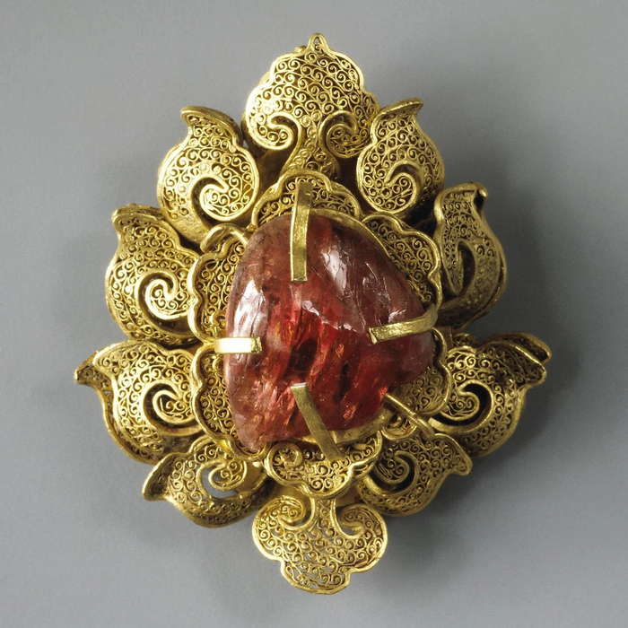 3. Золотое украшение для волос с рубином. Китай, 17-18 век.